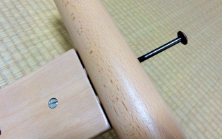 写真：バランスチェアのクロスバー（脚）の固定